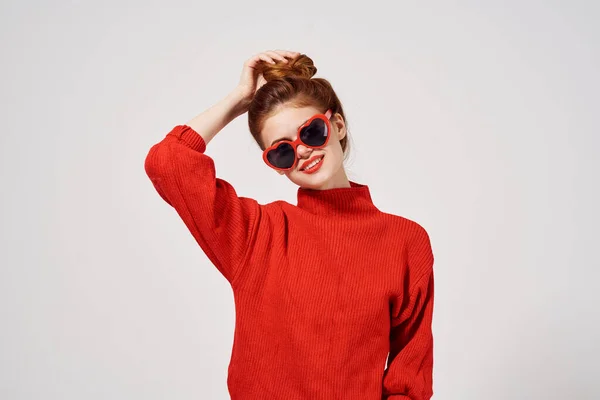 Belle femme dans un pull rouge Studio — Photo