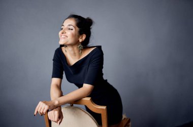 Güzel bir kadın, çekici poz veriyor. Dekorasyon gülüşü izole edilmiş arka plan.