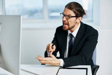 Takım elbise ofisindeki iş adamı telefon teknolojileri.