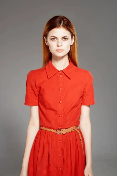 빨간 드레스를 입고 매력적으로 보이는 빨간 머리 여자 — 스톡 사진