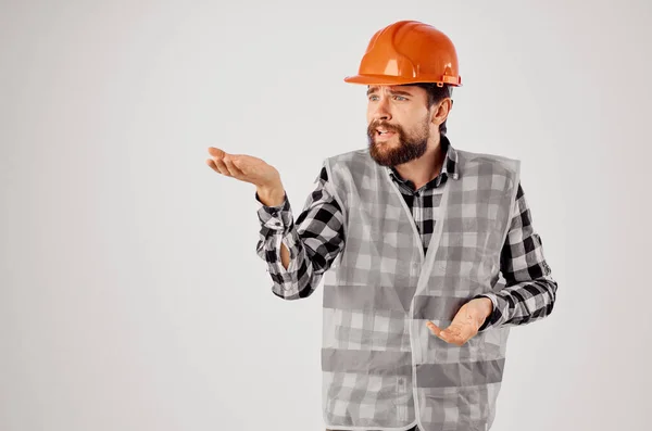 Trabalhador homem Construção indústria trabalho mão gestos luz fundo — Fotografia de Stock