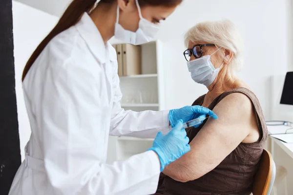 Paziente covid passaporto ospedale trattamento — Foto Stock