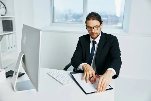 Employé de bureau un fonctionnaire travaille à l'ordinateur Chef — Photo