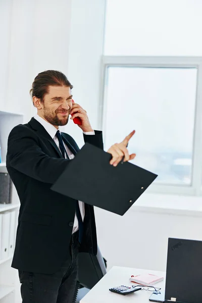 휴대 전화 사무실 기술을 들고 있는 양복을 입은 남자 — 스톡 사진