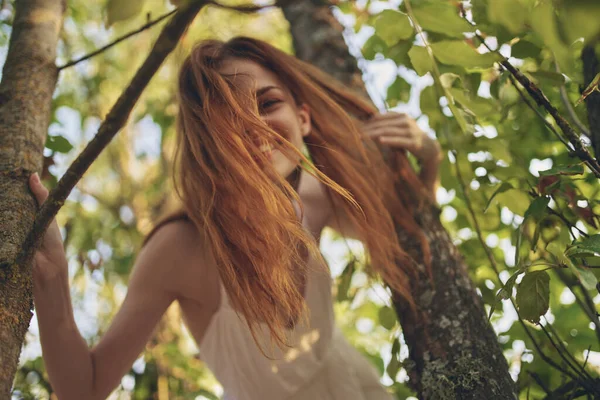 Radostná žena v bílých šatech v blízkosti stromu příroda léto — Stock fotografie