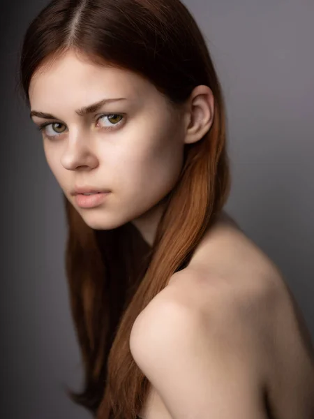 Mulher com expressão facial grave penteado closeup — Fotografia de Stock