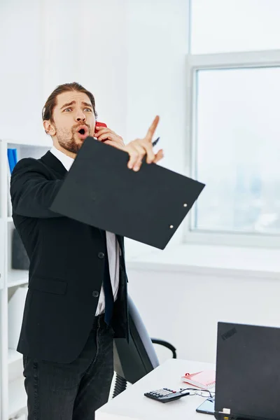 スーツ姿の男がオフィスで働く技術を — ストック写真