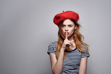 Kırmızı şapkalı güzel bir kadın. Fransa. Avrupa modası.