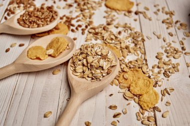 Yukarıdan ahşap masa takımı müsli sabah atıştırmalığı görünümü