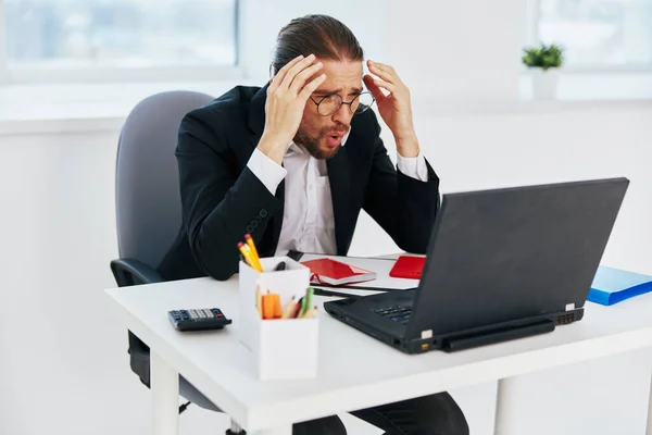 Homem em um trabalho terno no escritório na frente de um laptop tecnologias — Fotografia de Stock