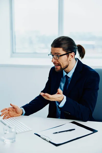 Male manager emotions work head documents computer — Stock Photo, Image