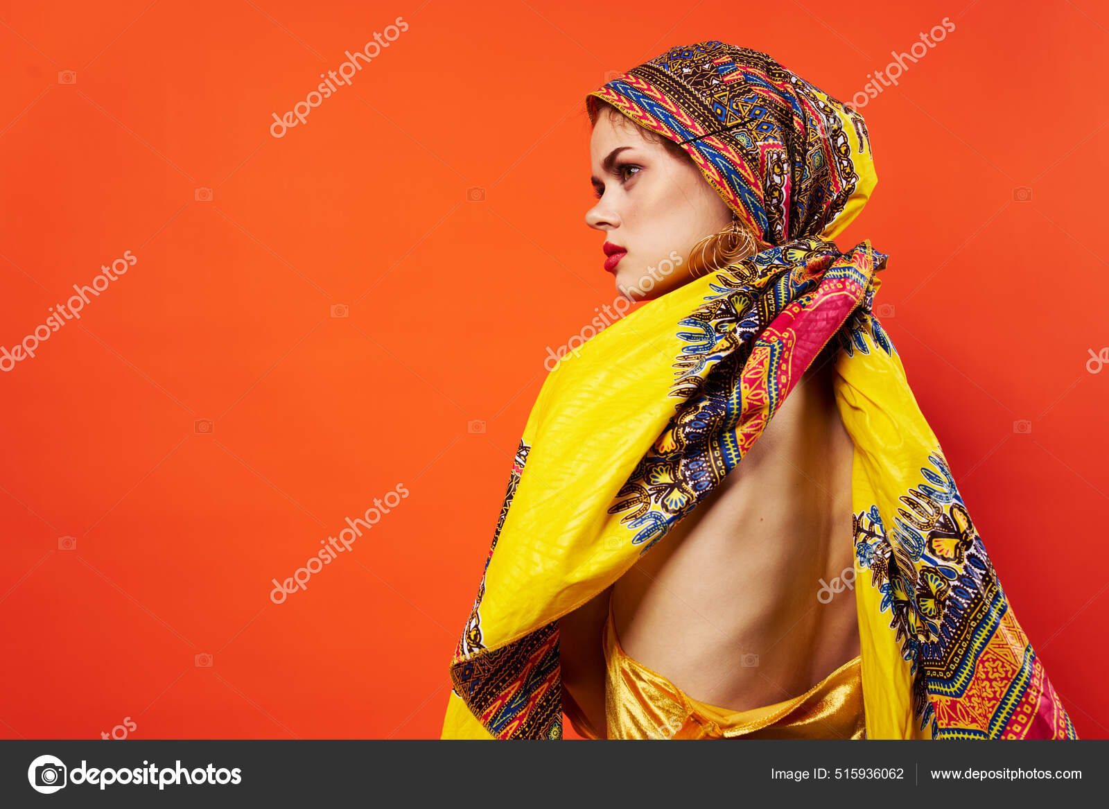 Aankondiging onder versneller Vrolijk vrouw etniciteit veelkleurig hoofddoek make-up glamor rood  achtergrond ⬇ Stockfoto, rechtenvrije foto door © ShotStudio #515936062