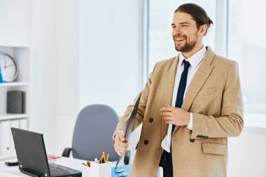 Bej ceketli adam. Resmi belgeler. Ofis teknolojileri.