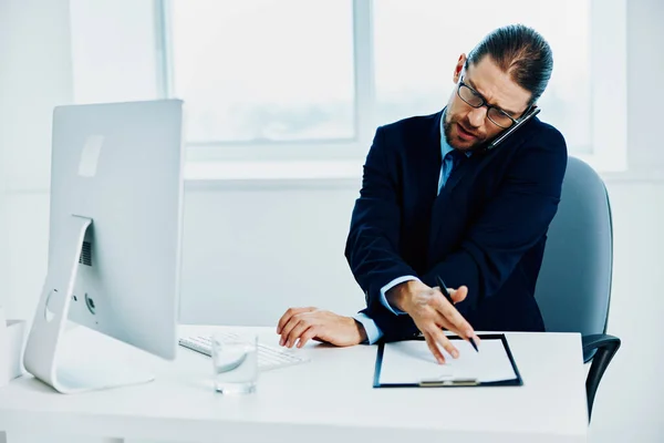 L'uomo in giacca e cravatta in ufficio fa gesti con il computer delle mani — Foto Stock