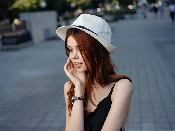 Bella donna in un cappello all'aperto emozioni estive — Foto Stock