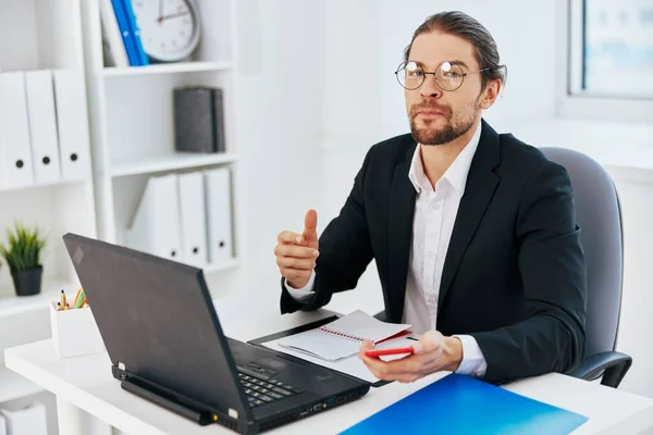 Férfi öltönyben dolgozik az irodában előtt egy laptop ügyvezető — Stock Fotó