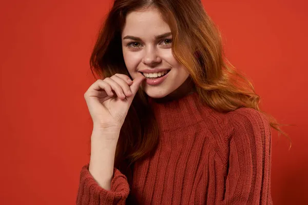Nő piros pulóver tiszta bőr frizura divat stúdió — Stock Fotó