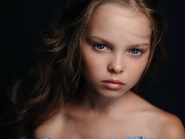 Şirin kız elbise stüdyo zarif bir tarz.