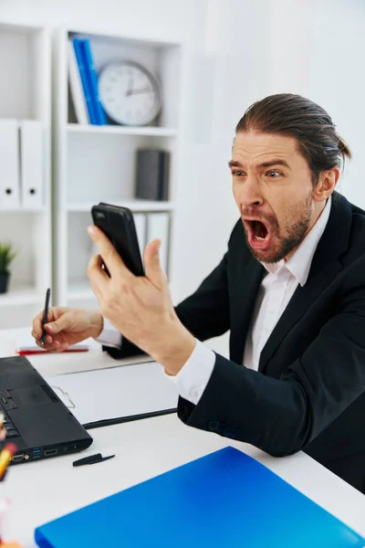 ビジネスマンはノートパソコン通信のボスの前で感情を働かせ — ストック写真