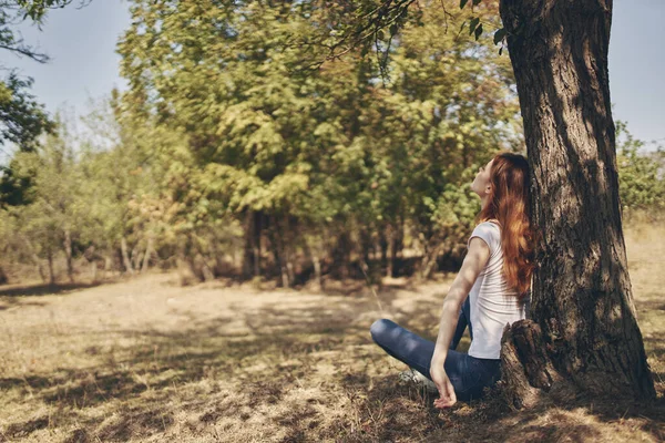 Woman outdoors by the tree Sun freedom journey — Stock Photo, Image