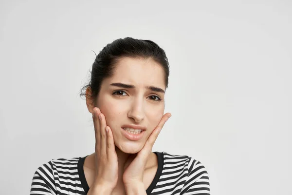 Mujer emocional odontología problemas de salud malestar fondo de luz — Foto de Stock