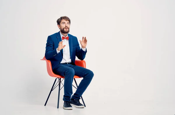 Üzletember öltöny piros szék szakmai önbizalom — Stock Fotó