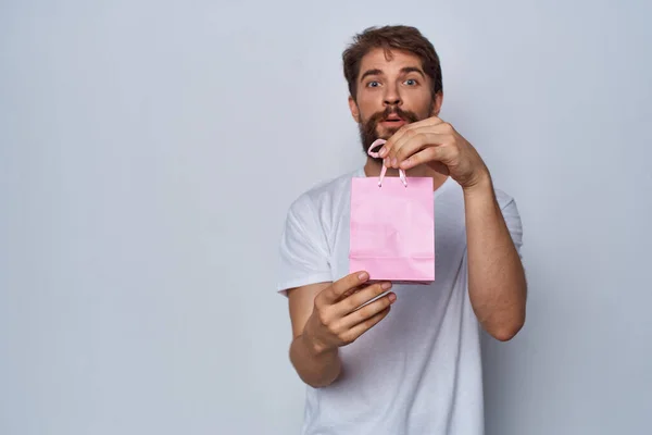 Barbudo homem mostrando rosa pacote presente estilo de vida — Fotografia de Stock
