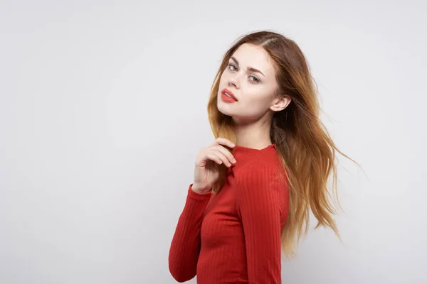 Красивая женщина мода прическа красный свитер модели изолированный фон — стоковое фото