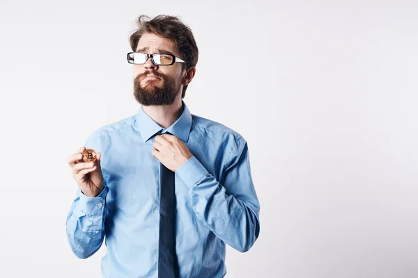Чоловік в сорочці з краваткою криптовалюта Bitcoin фінансист додаток економіка — стокове фото