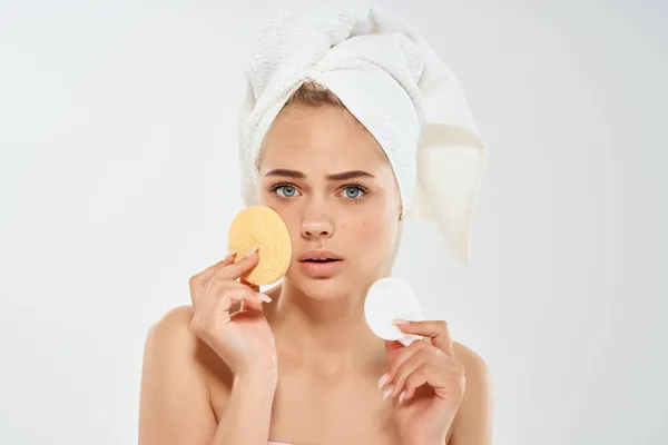 Femme avec une serviette sur ma tête acné sur le visage Studio — Photo