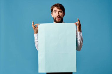 Neşeli adam mavi afiş fotokopi alanı reklam sunumu yakın plan