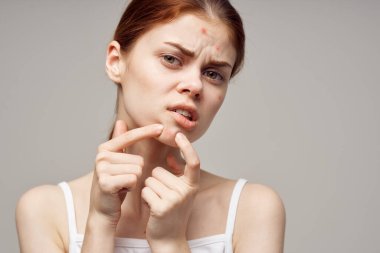 kızıl saçlı kadın kozmetoloji cilt bakımı ergenlik dönemi