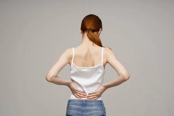 Nespokojená žena bolest příznaky v kloubech artritida světlo pozadí — Stock fotografie