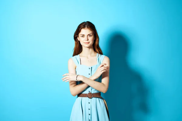 Mujer en gafas de moda peinado aislado fondo —  Fotos de Stock