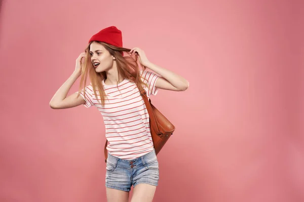 Csinos divat nő modern stílusos táska rózsaszín háttér — Stock Fotó