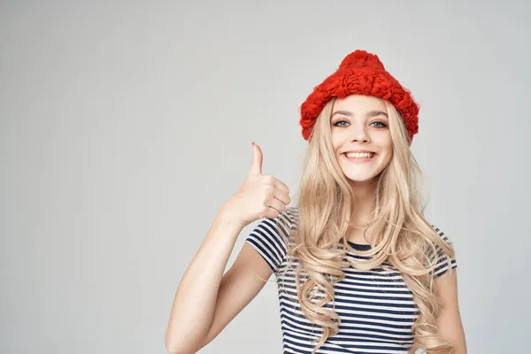 Bella donna a righe T-shirt Red Hat sfondo chiaro — Foto Stock