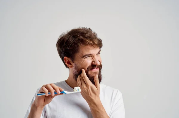 Barbudo hombre cuidado dental odontología dolor de muelas aislado fondo — Foto de Stock