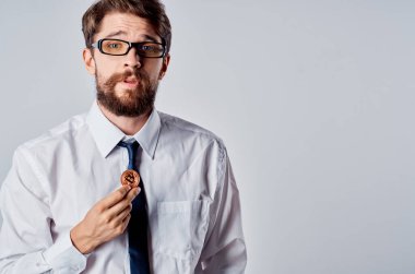 İş adamı kripto para birimi bitcoin teknolojisi sanal para ticareti