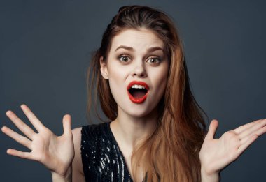 Neşeli kadın. Kızıl saç cazibesi. Kozmetik esmer arka plan.