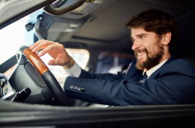 Takım elbiseli iş adamları iş seyahatine telefonla gidiyorlar.