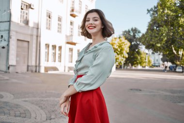 Kırmızı etekli neşeli kadın eğlence dolu bir hayat sürüyor.