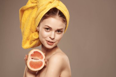 Çıplak vücutlu güzel bir kadın. Temiz cilt vitaminleri. Yakın plan poz veriyor.