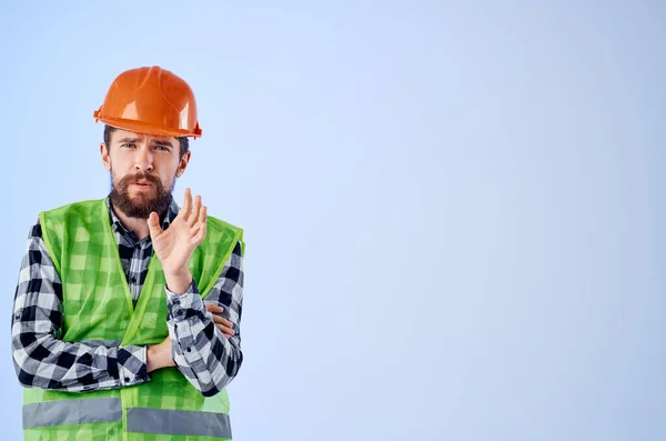 Uomo barbuto in uniforme di lavoro edilizia professione Studio — Foto Stock