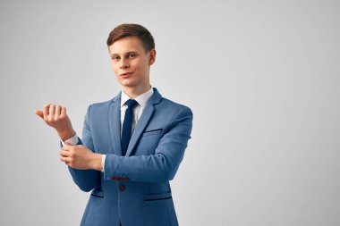 Takım elbiseli iş adamı, profesyonel moda özgüveni.