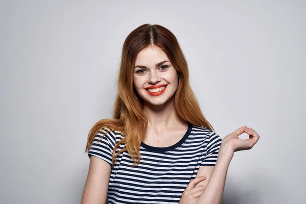 Χαρούμενη γυναίκα κρατώντας μακιγιάζ μαλλιών θέτοντας διασκεδαστική έκφραση μόδας απομονωμένο φόντο — Φωτογραφία Αρχείου