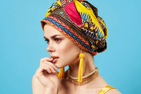 Kvinna i flerfärgad turban lyx etnicitet blå bakgrund — Stockfoto