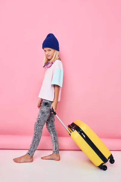 黄色のスーツケース付きの女の子フル長さファッショナブルな服 — ストック写真