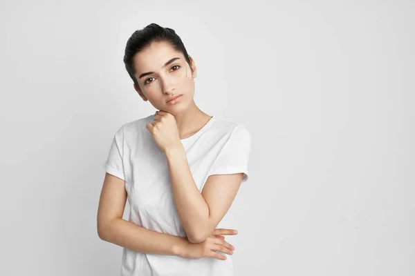 Mulher em uma camiseta branca dor de cabeça negativa fundo isolado — Fotografia de Stock