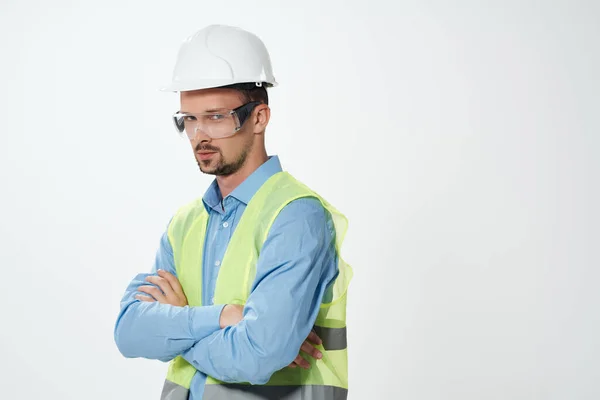 Человек в строительной форме строитель чертежей Рабочая профессия — стоковое фото