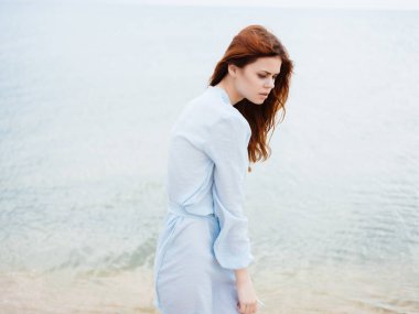 Giyinik kadın kumsal yürüyüşü tatili